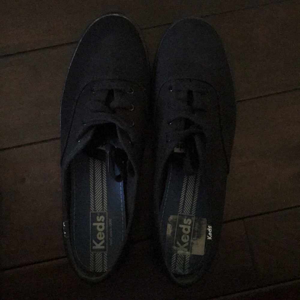 Black canvas keds.